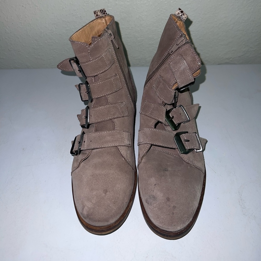 Buckle boots with zipper on the side